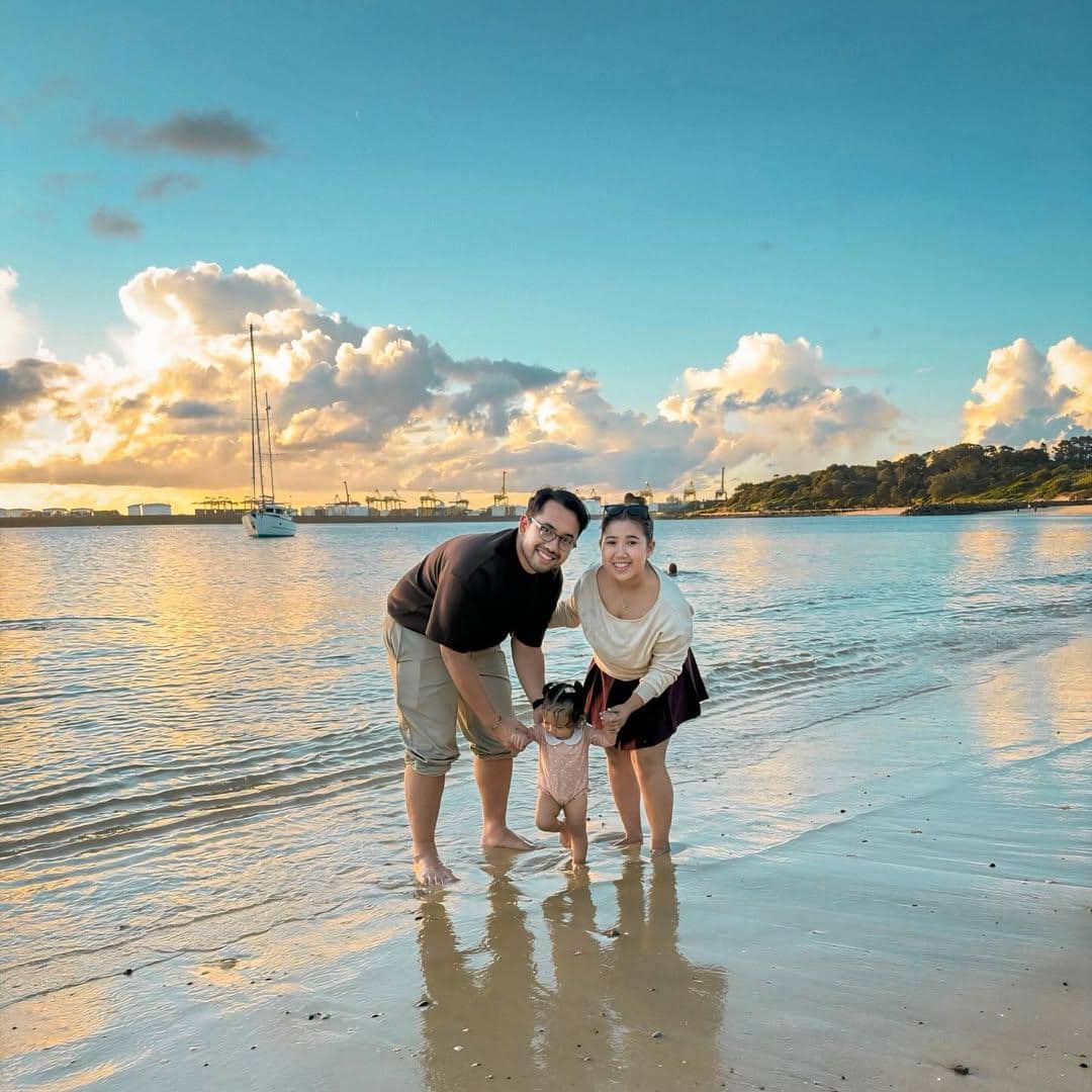 Keluarga Kiky Saputri main ke pantai di La Perouse, Australia