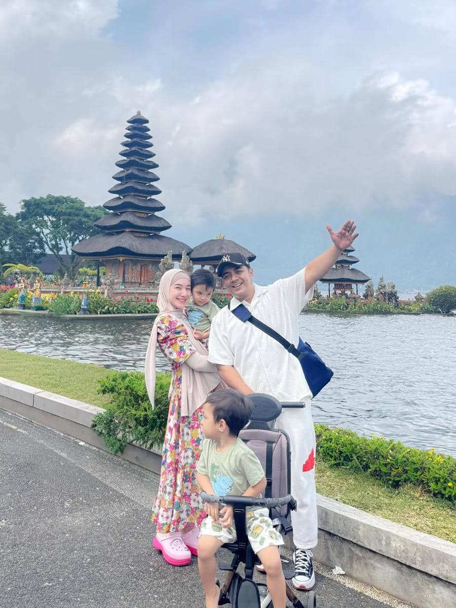 Keluarga Indri Giana berlibur ke Bedugul, Bali
