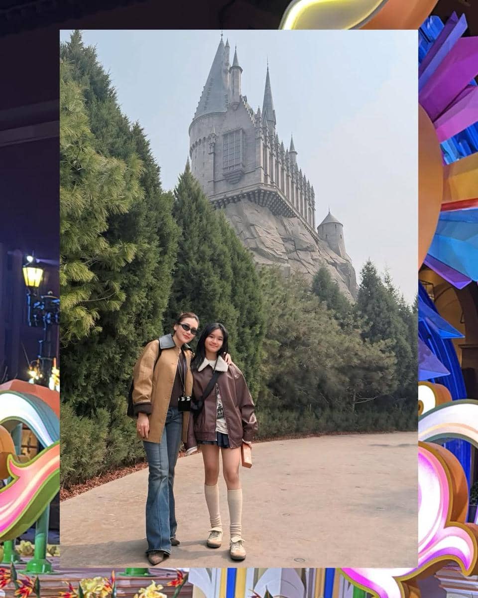 Ayu Ting Ting dan Bilqis liburan ke Universal Studio Beijing