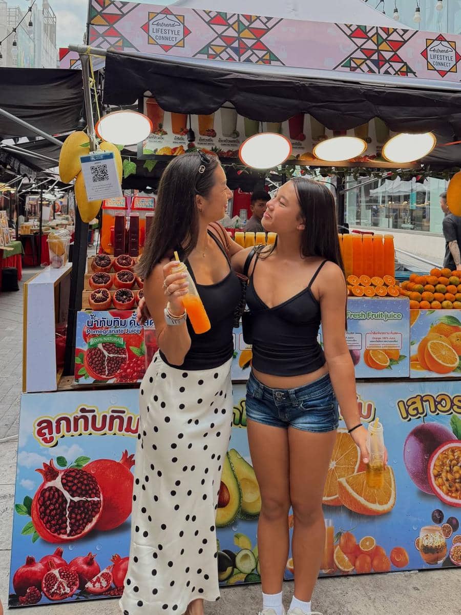 Keluarga Jennifer Bachdim saat jalan-jalan di Bangkok