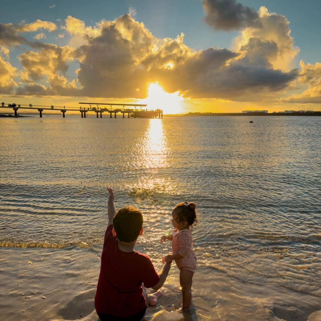 Keluarga Kiky Saputri main ke pantai di La Perouse, Australia