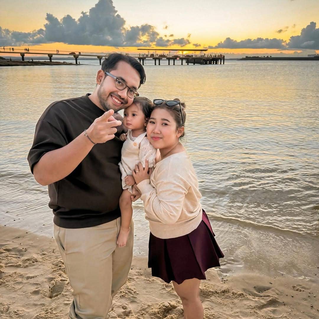 Keluarga Kiky Saputri main ke pantai di La Perouse, Australia