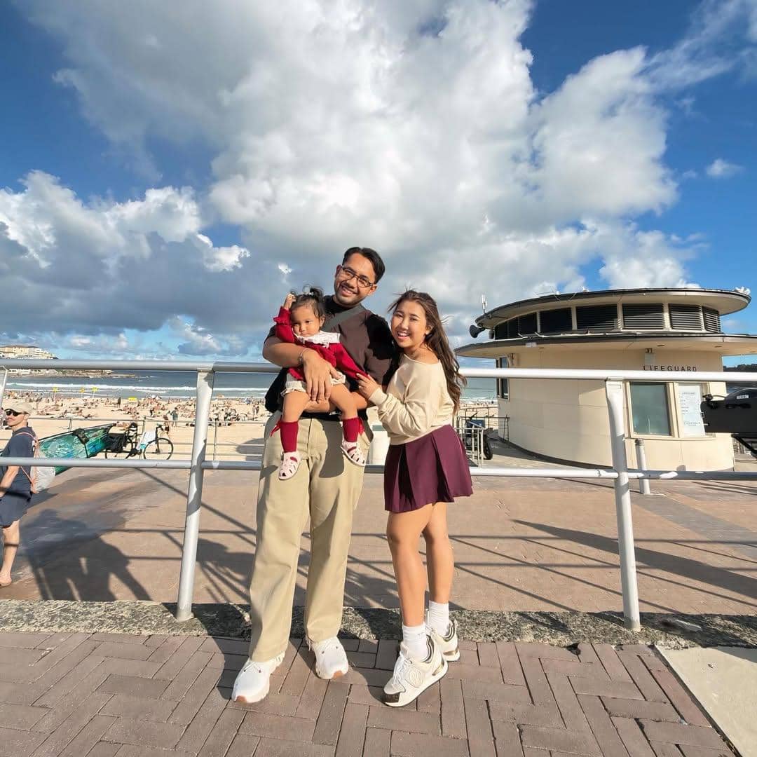 Keluarga Kiky Saputri main ke pantai di La Perouse, Australia