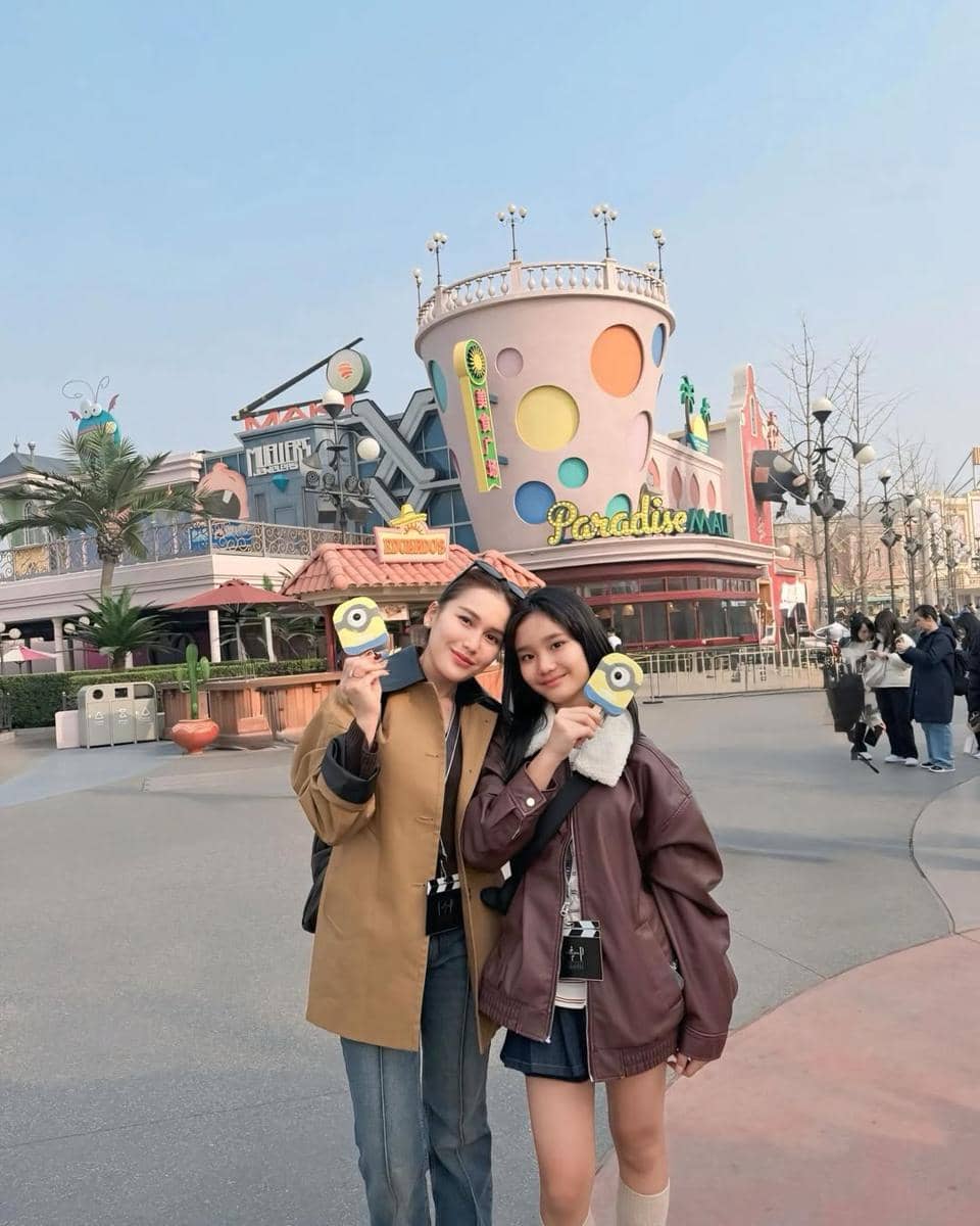 Ayu Ting Ting dan Bilqis liburan ke Universal Studio Beijing