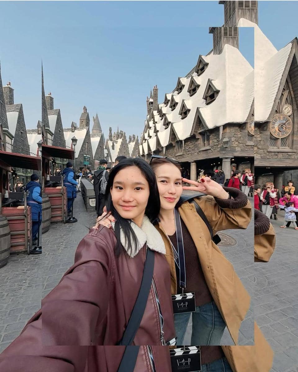 Ayu Ting Ting dan Bilqis liburan ke Universal Studio Beijing
