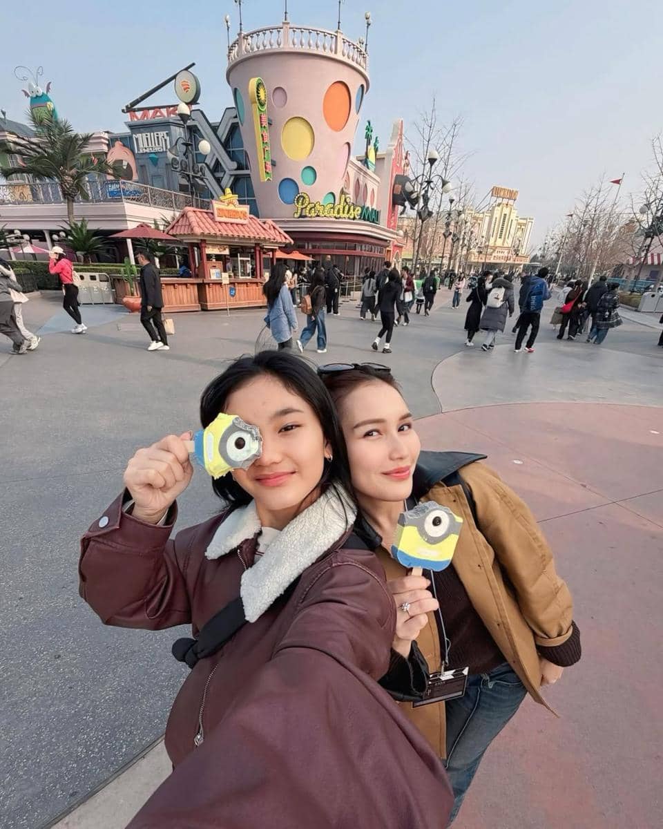 Ayu Ting Ting dan Bilqis liburan ke Universal Studio Beijing