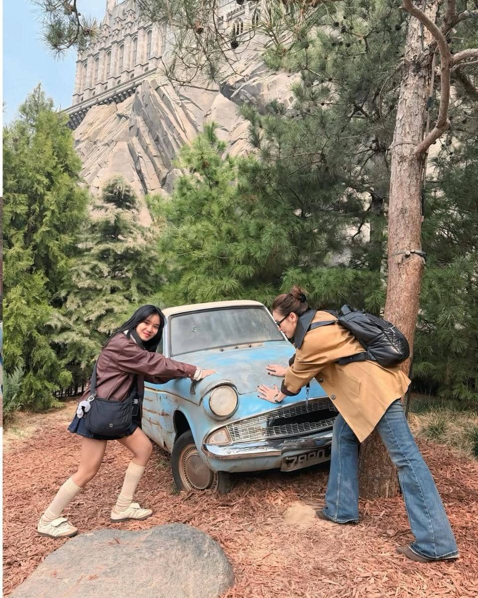 Ayu Ting Ting dan Bilqis liburan ke Universal Studio Beijing