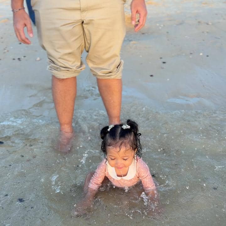 Keluarga Kiky Saputri main ke pantai di La Perouse, Australia