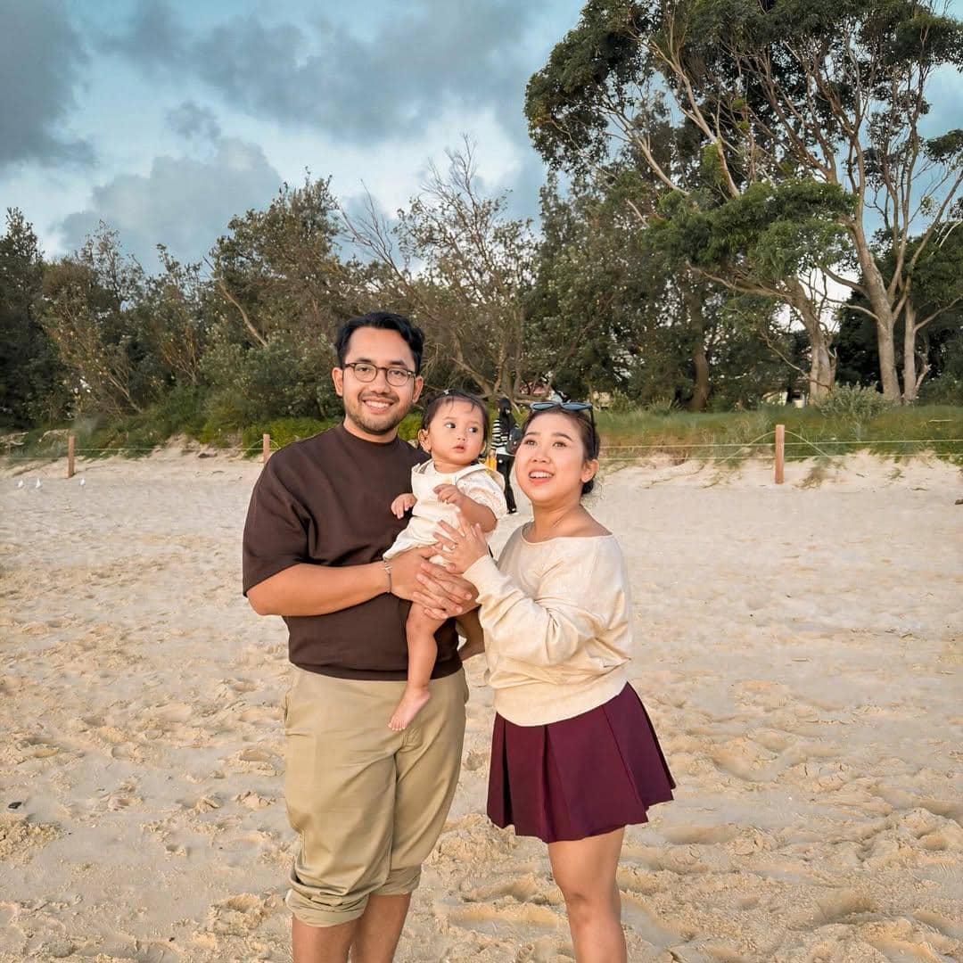 Keluarga Kiky Saputri main ke pantai di La Perouse, Australia