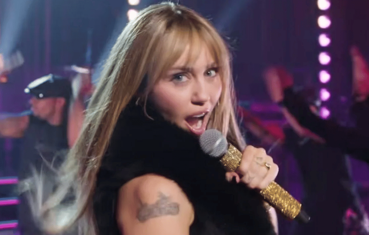 Miley Cyrus dalam Hannah Montana 20th Anniversary Special