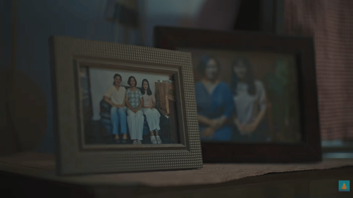 Cuplikan video musik Sesi Potret karya eńau feat. Ari Lesmana