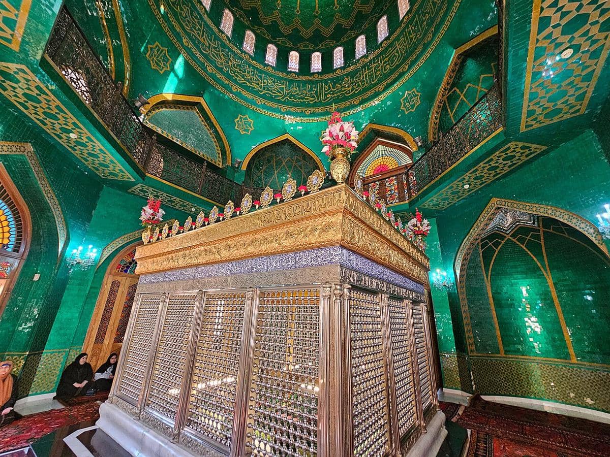 Interior Masjid Bibi-Heybat di Baku dengan makam putri Musa al-Kadhim yang dihiasi ornamen Islami dan lampu gantung.