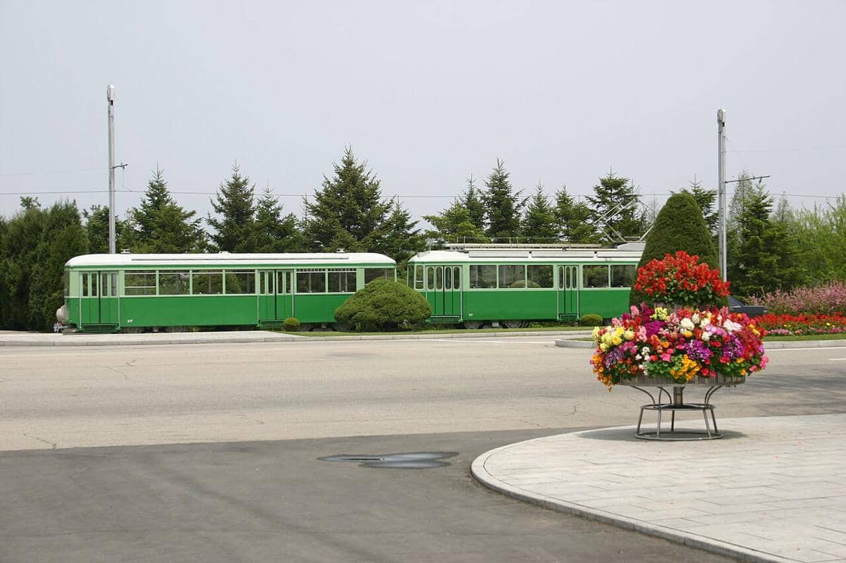 Sebuah trem hijau antik buatan Swiss yang diperoleh dari Zürich, beroperasi di jalur rel sempit menuju Istana Matahari Kumsusan di Pyongyang, Korea Utara. 