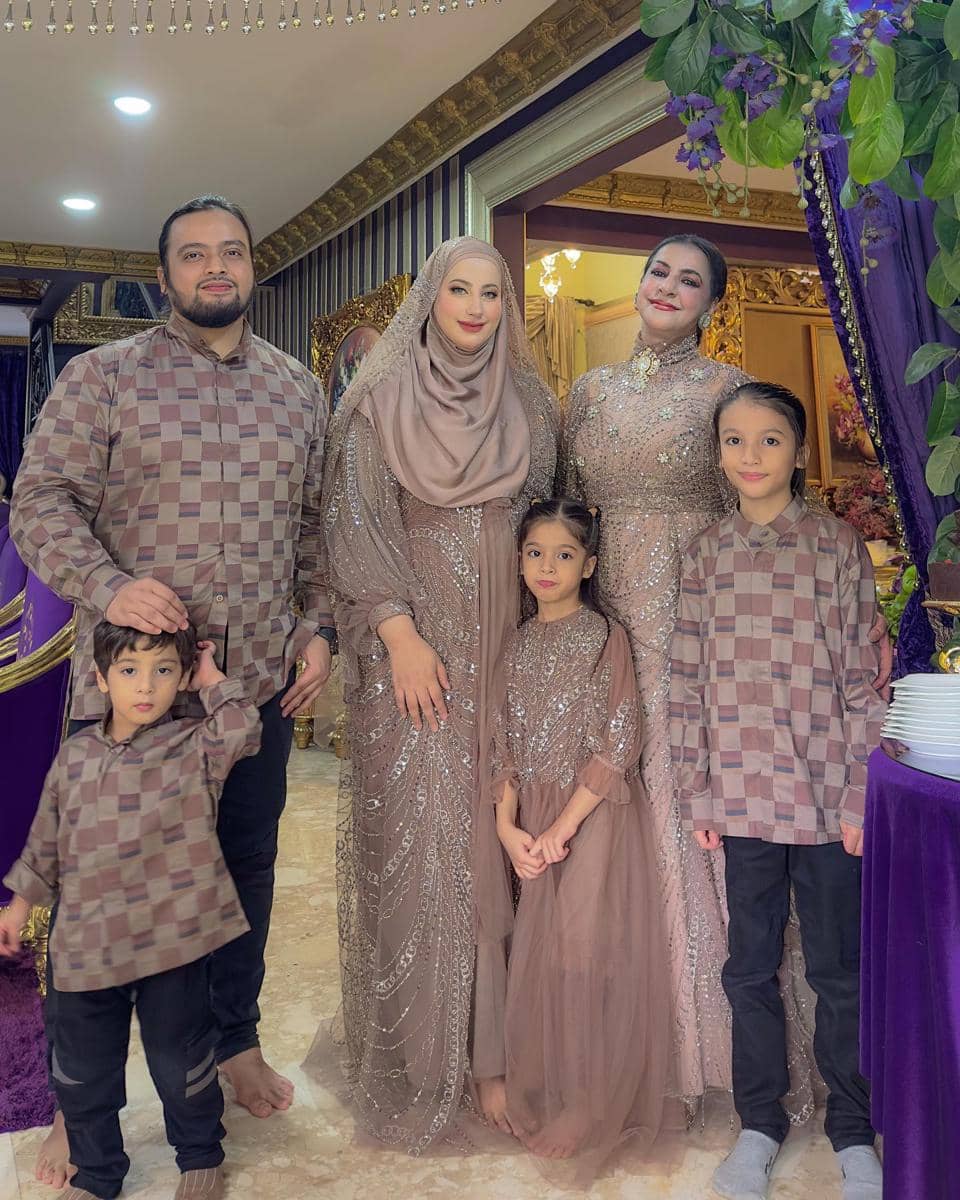 Gaya Lebaran Keluarga Tasya dan Tasyi dari Tahun ke Tahun