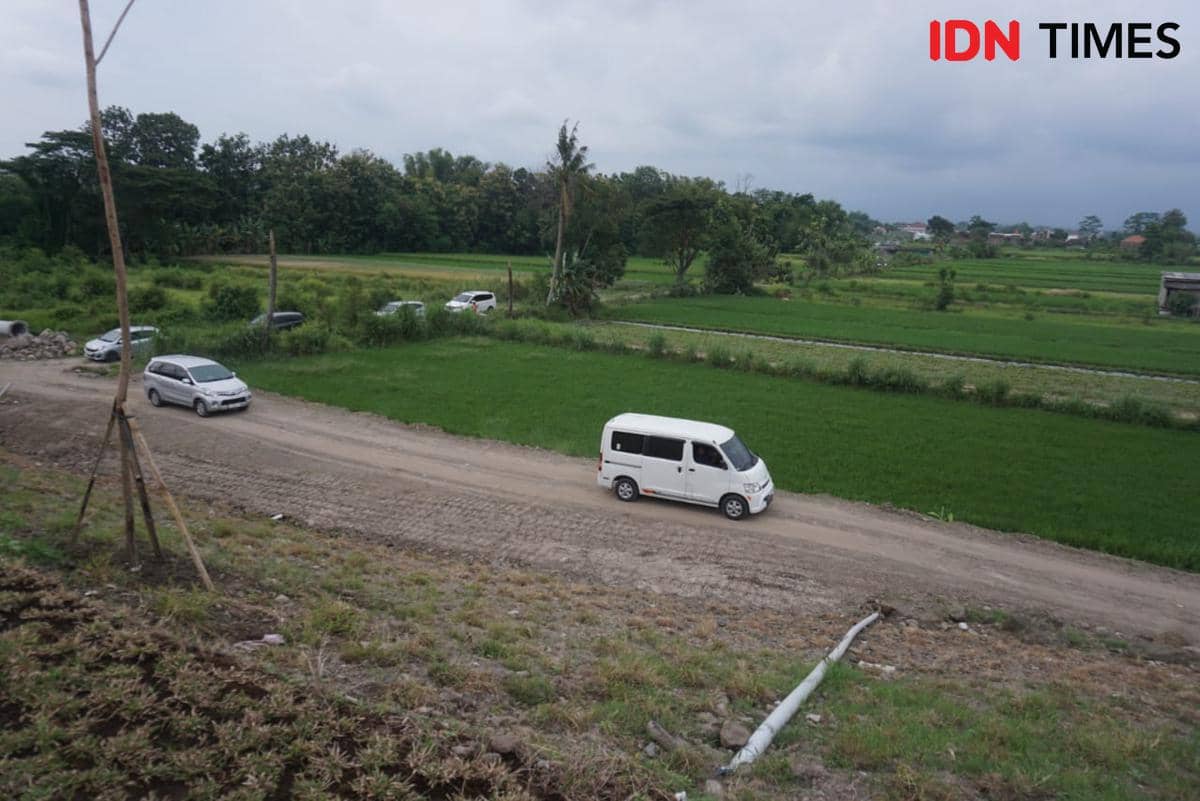 Sejumlah kendaraan tersasar ke persawahan saat melalui jalur alternatif menuju Gerbang Tol (GT) Purwomartani.