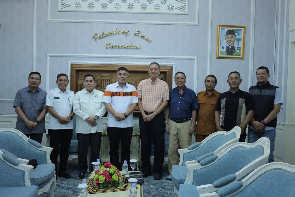 Sekda Palembang Aprizal Hasyim saat menerima audiensi pelaku usaha yang akan membangun wisata baru (Dok. Kominfo Palembang)