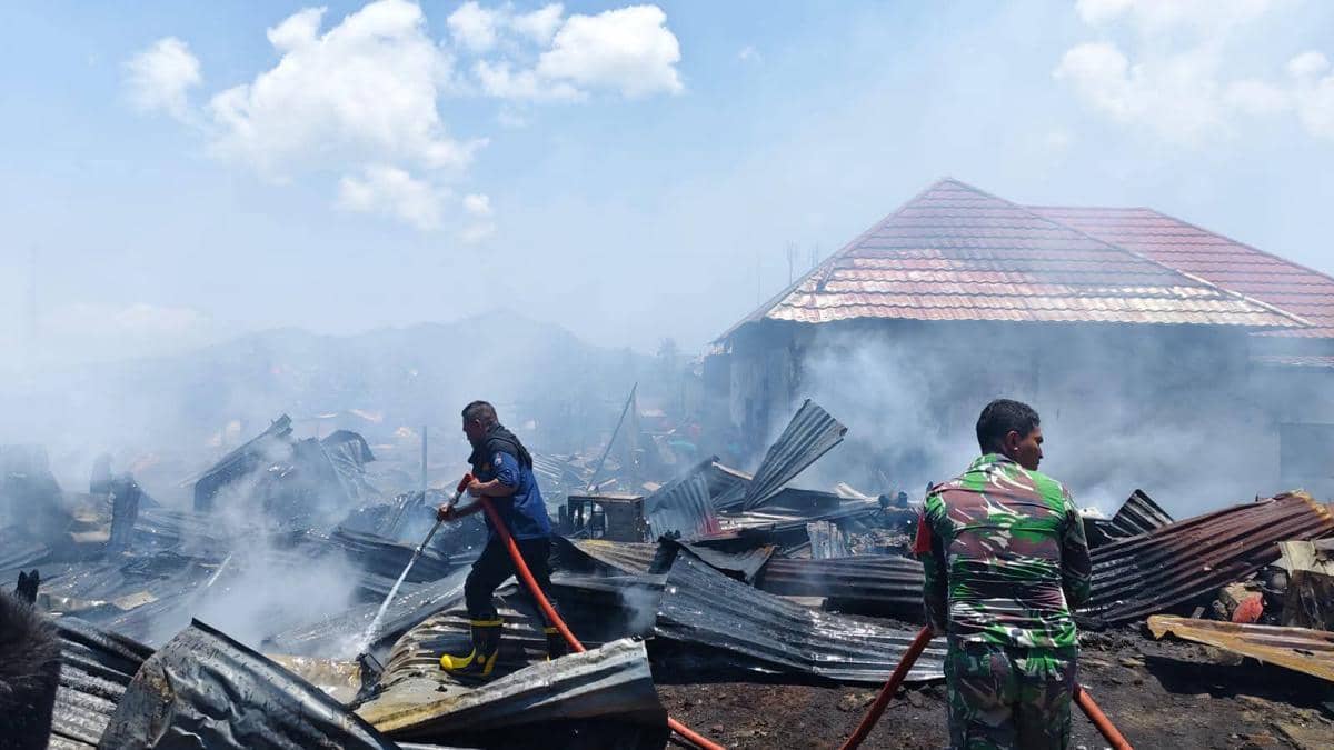 Kebakaran Hanguskan 14 Rumah di Pemukiman Padat Penduduk Manado