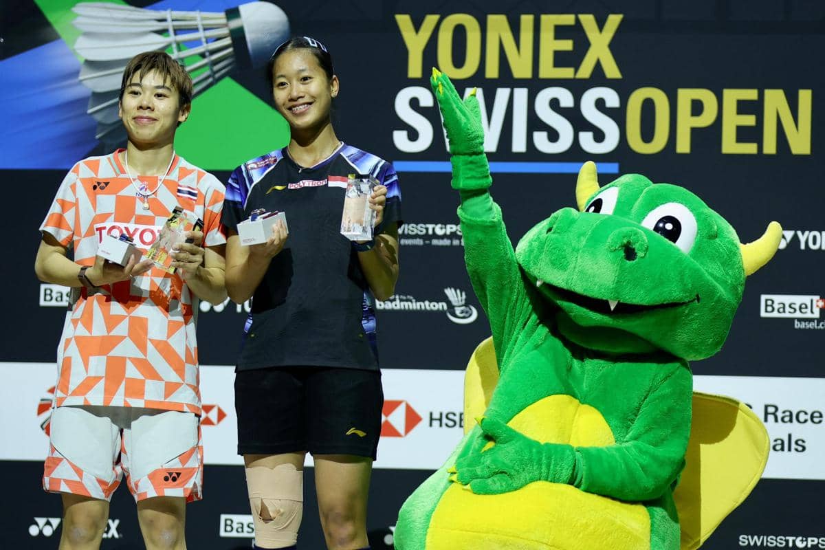 Wakil Thailand, Supanida Katethong dan Putri Kusuma Wardani di podium tunggal putri Swiss Open 2026