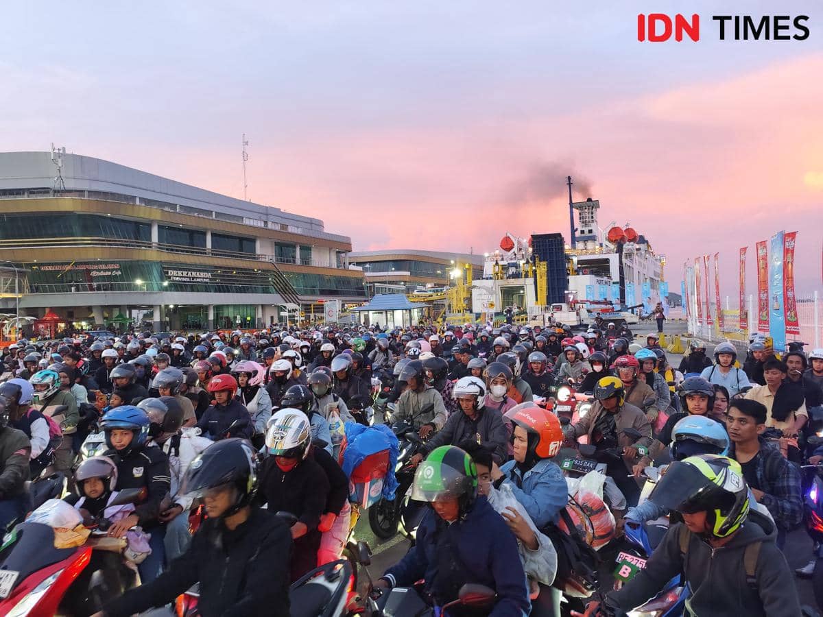 Antrean para pemudik motor di Pelabuhan Bakauheni. (IDN Times/Muhai