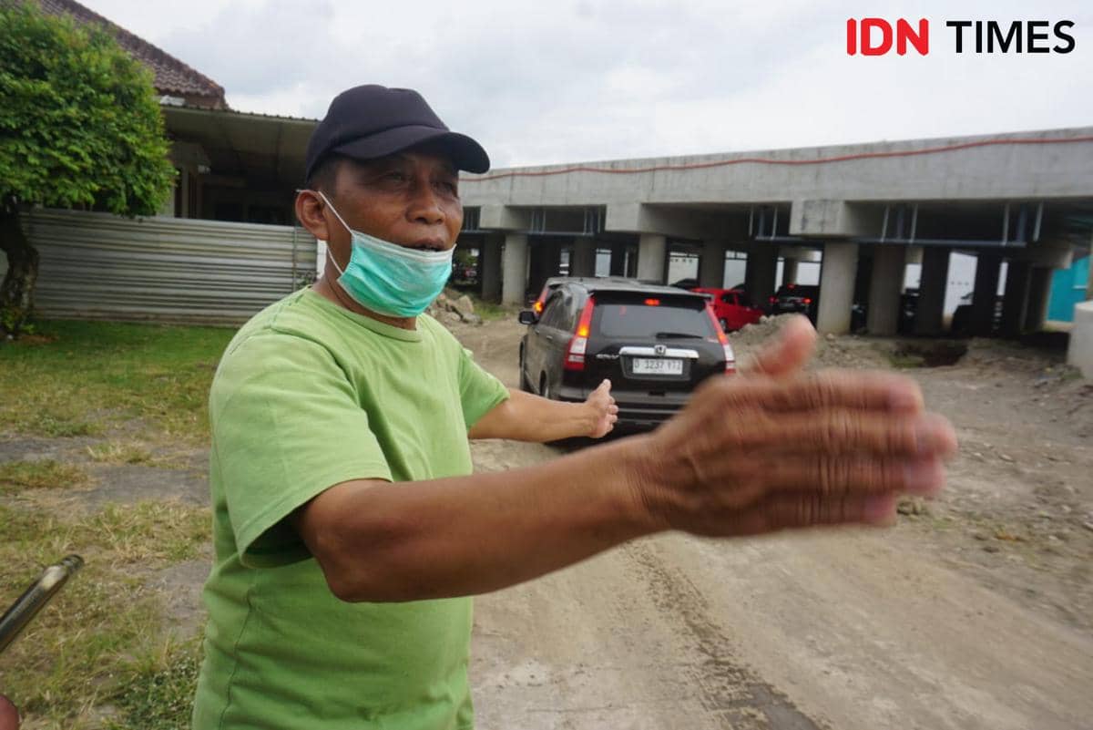 Sejumlah kendaraan tersasar ke persawahan saat melalui jalur alternatif menuju Gerbang Tol (GT) Purwomartani.