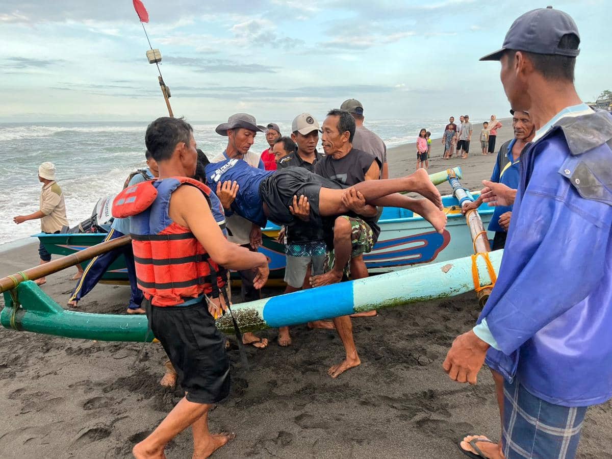 2 Perahu Nelayan Pantai Depok Bantul Karam Diterjang Gelombang‎ Pasang