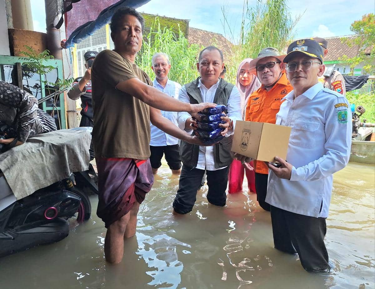 Banjir Rendam Pasuruan, Warga Terpaksa Beraktivitas Pakai Perahu