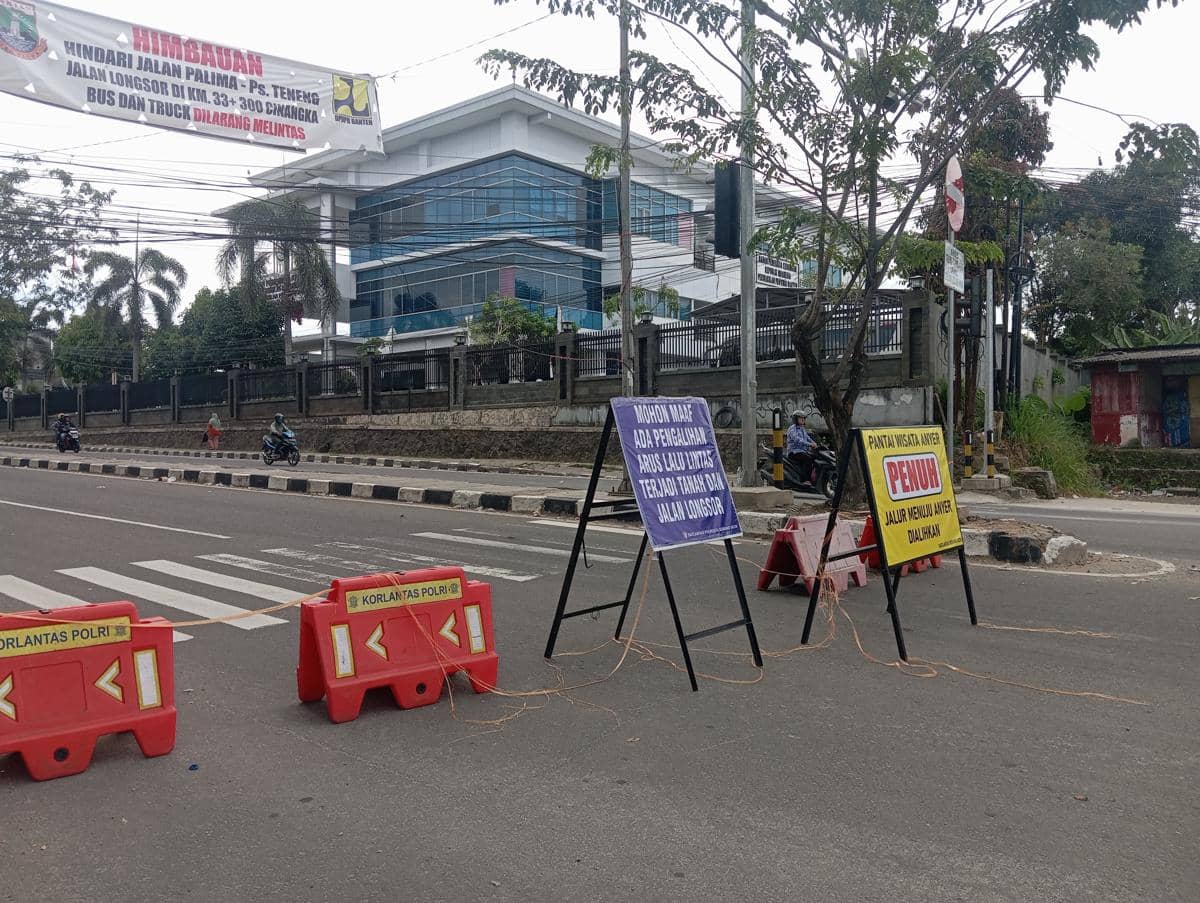 Jalan Amblas di Cinangka, Polisi Tutup Jalur Palka Menuju Pantai Anyer