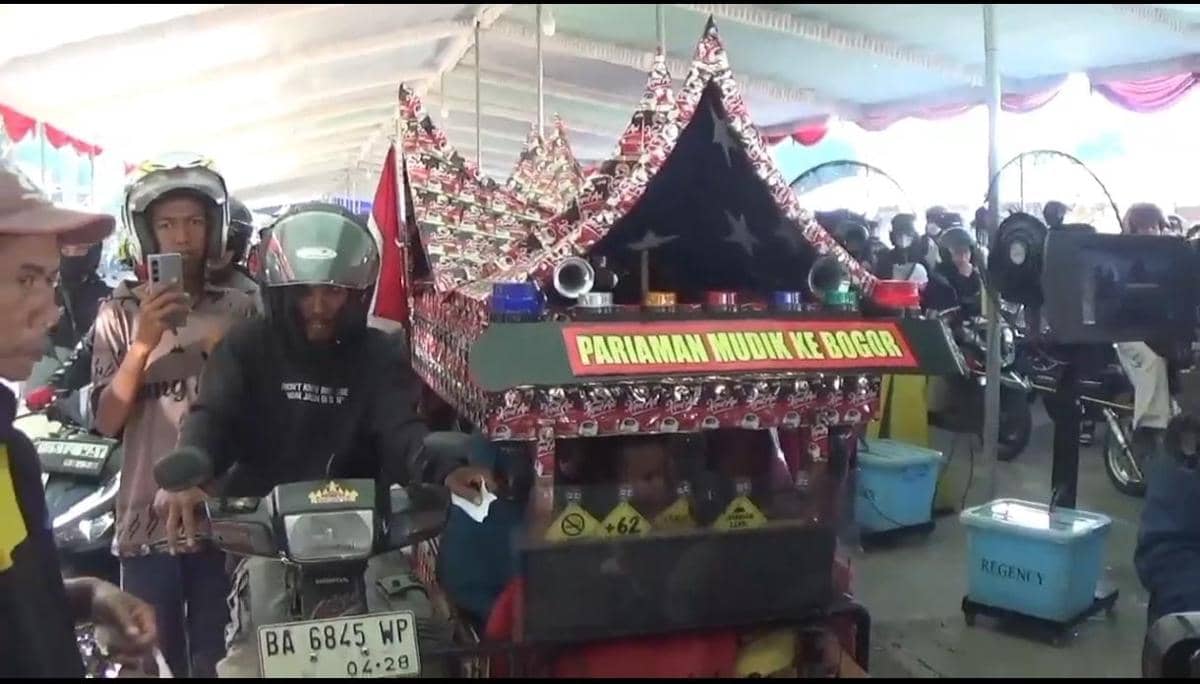 Mudik ke Bogor, Bentor Rumah Gadang Asal Padang Lebaran di Jalan