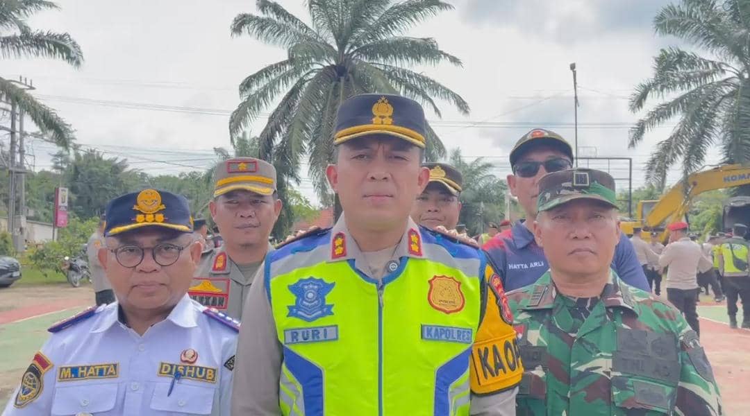 Kapolres Muba, AKBP Ruri Prastowo, bersama personel gabungan saat mengamankan arus balik Lebaran.