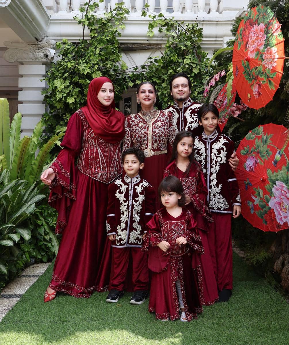 Gaya Lebaran Keluarga Tasya dan Tasyi dari Tahun ke Tahun