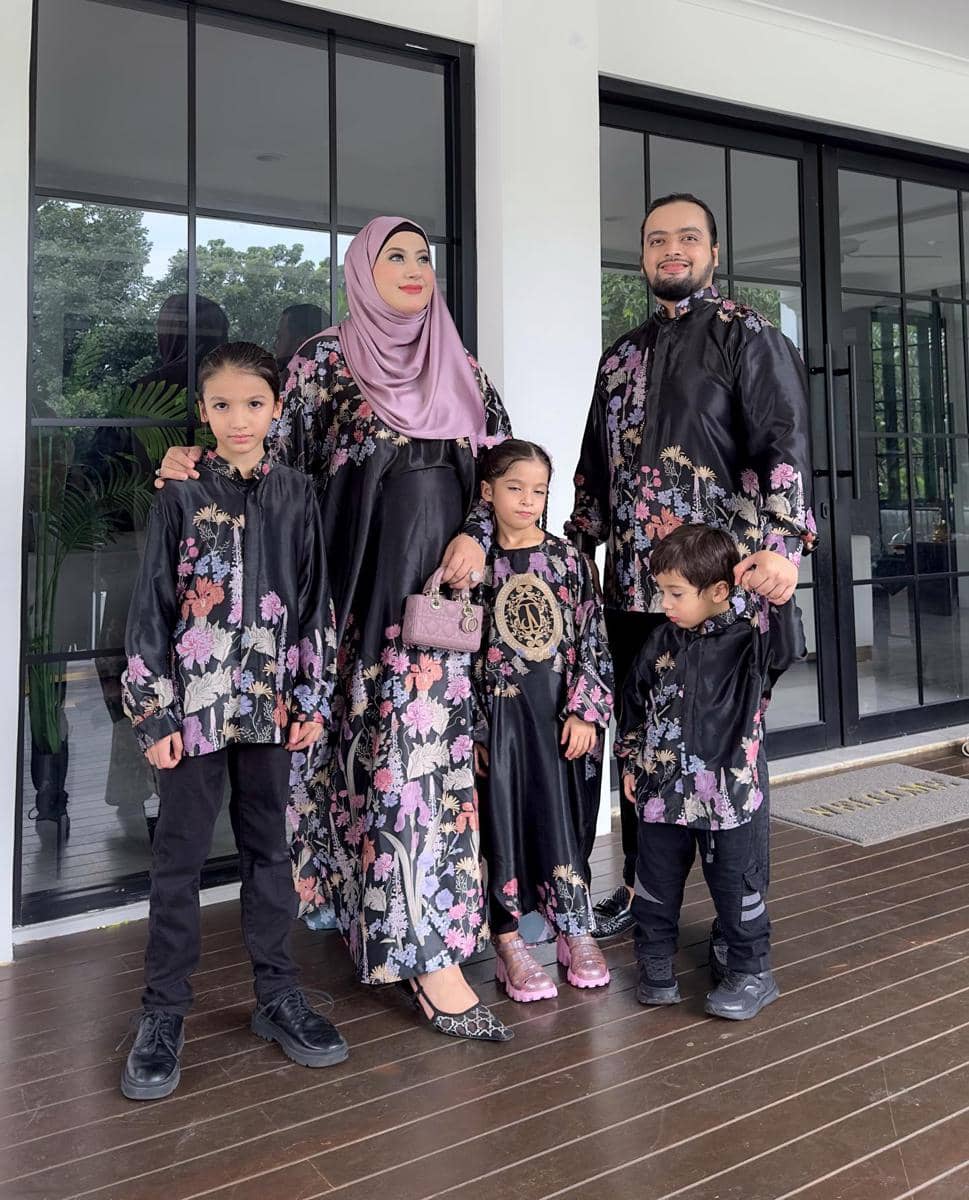 Gaya Lebaran Keluarga Tasya dan Tasyi dari Tahun ke Tahun