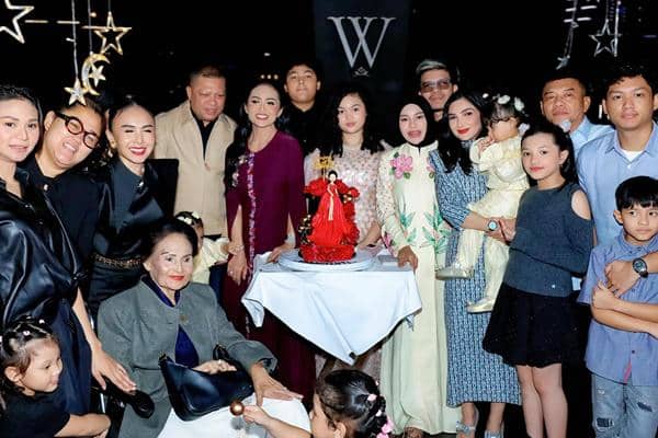 7 Potret Perayaan Ultah ke-51 Kris Dayanti, Intimate Bareng Keluarga