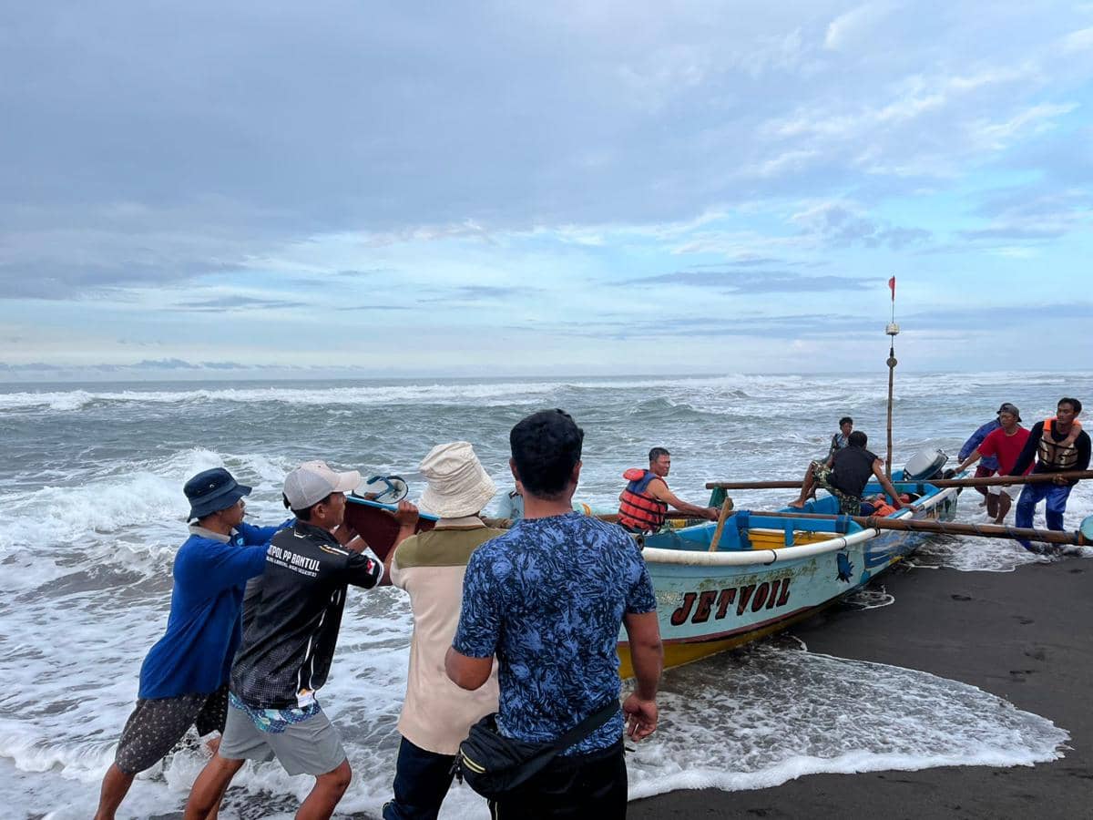 2 Perahu Nelayan Pantai Depok Bantul Karam Diterjang Gelombang Pasang