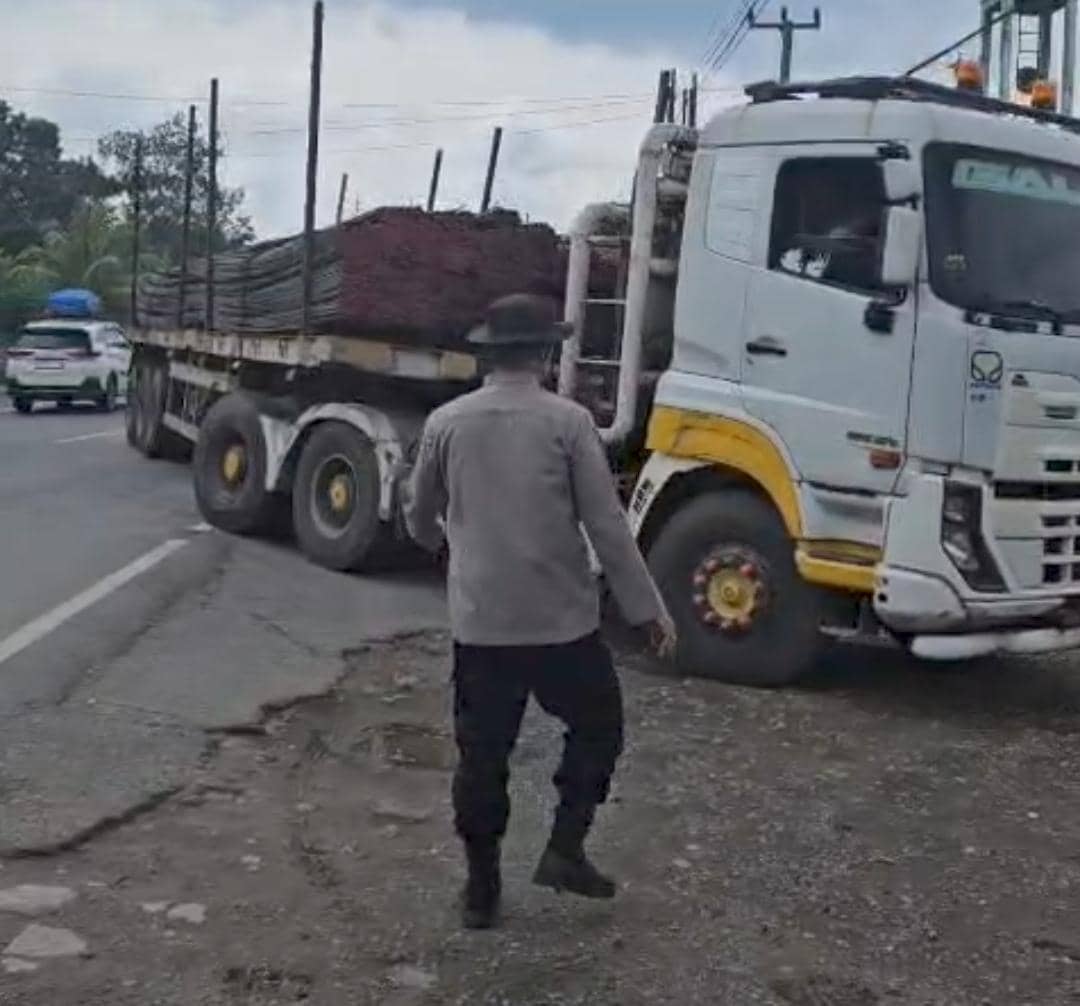 Personel Polres Muba saat menghentikan kendaraan sumbu tiga yang nekat melintas di Jalintim saat arus balik Lebaran.