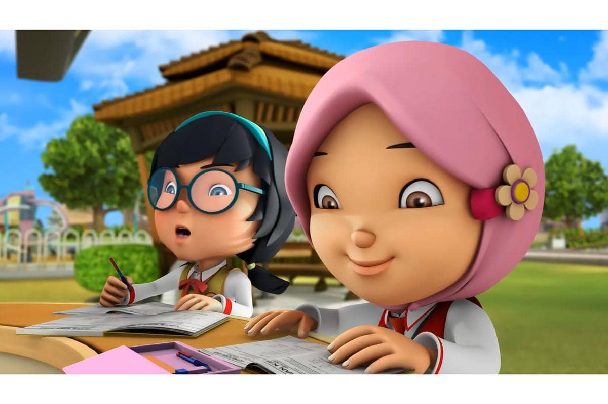Ying dan Yaya mengerjakan tugas sekolah bersama-sama di Kedai Tok Aba