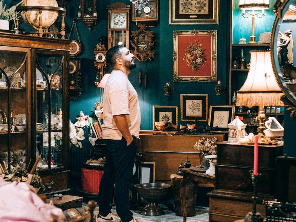 ilustrasi pria berada di toko antik