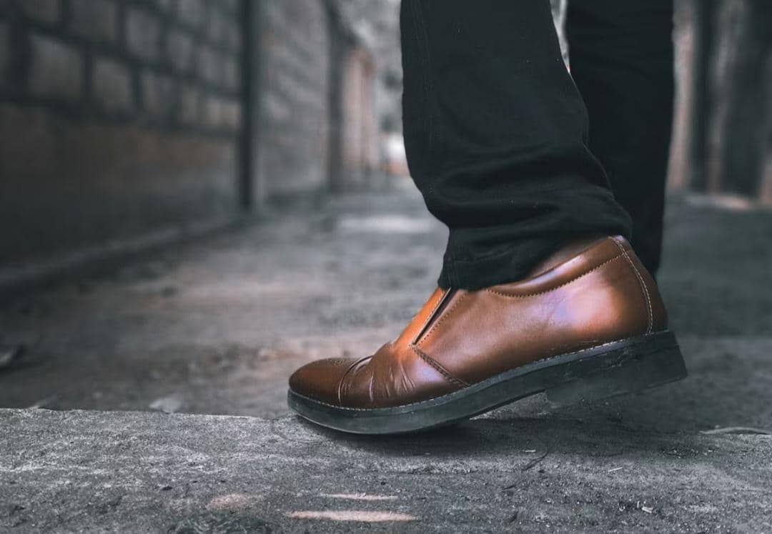 5 Kesalahan Memadukan Celana Hitam dengan Sepatu Cokelat, Hindari!