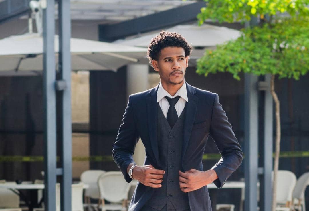 5 Tips Pakai Dasi biar Gak Keliatan Berantakan di Kantor