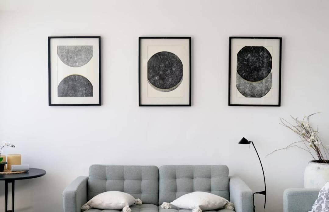 5 Kesalahan Menata Dekorasi Dinding, Ruangan Terasa Tidak Nyaman