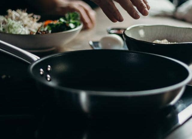 ilustrasi proses memasak okra goreng tepung