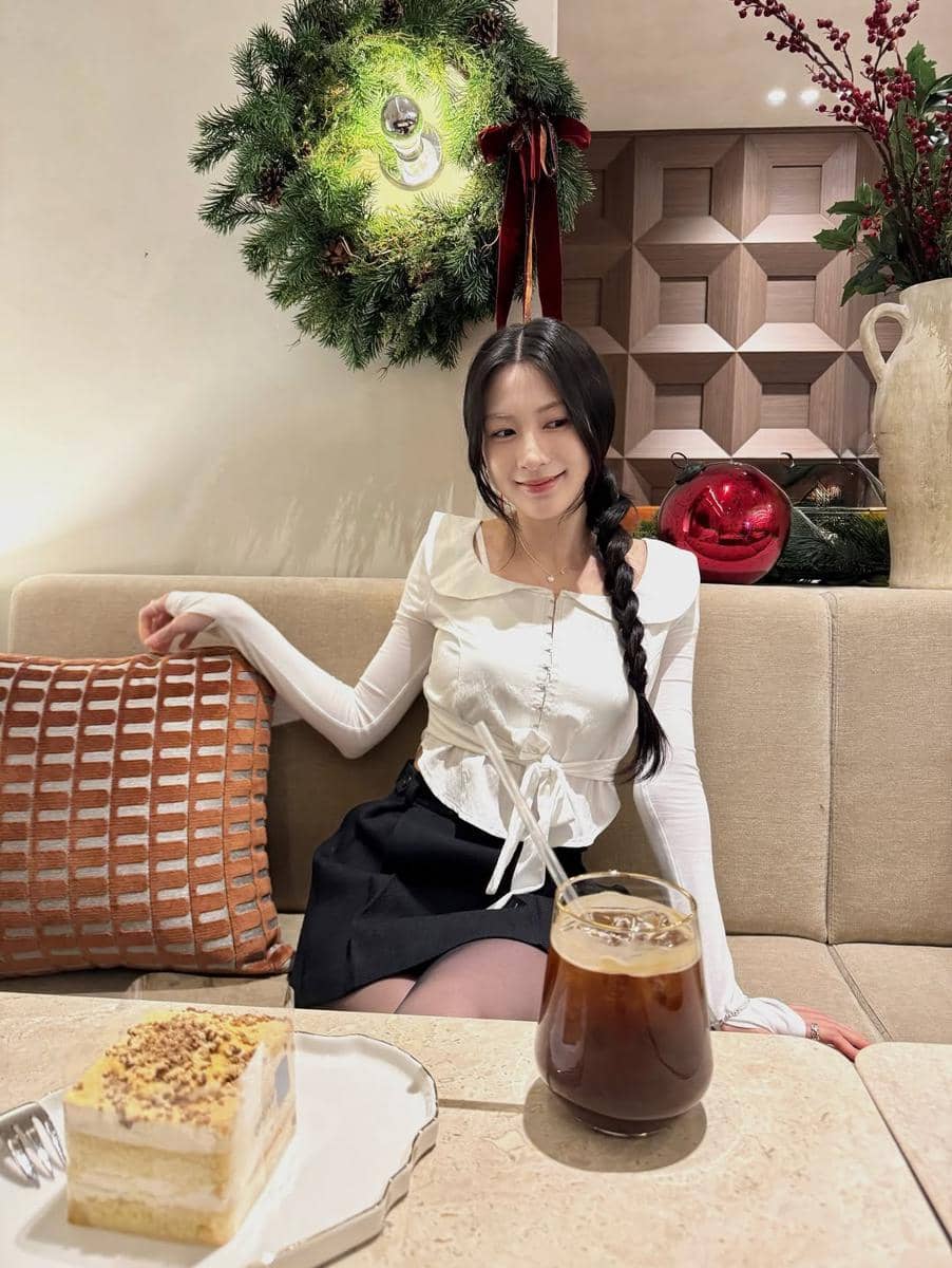 inspirasi outfit kencan ala Hayoung Apink