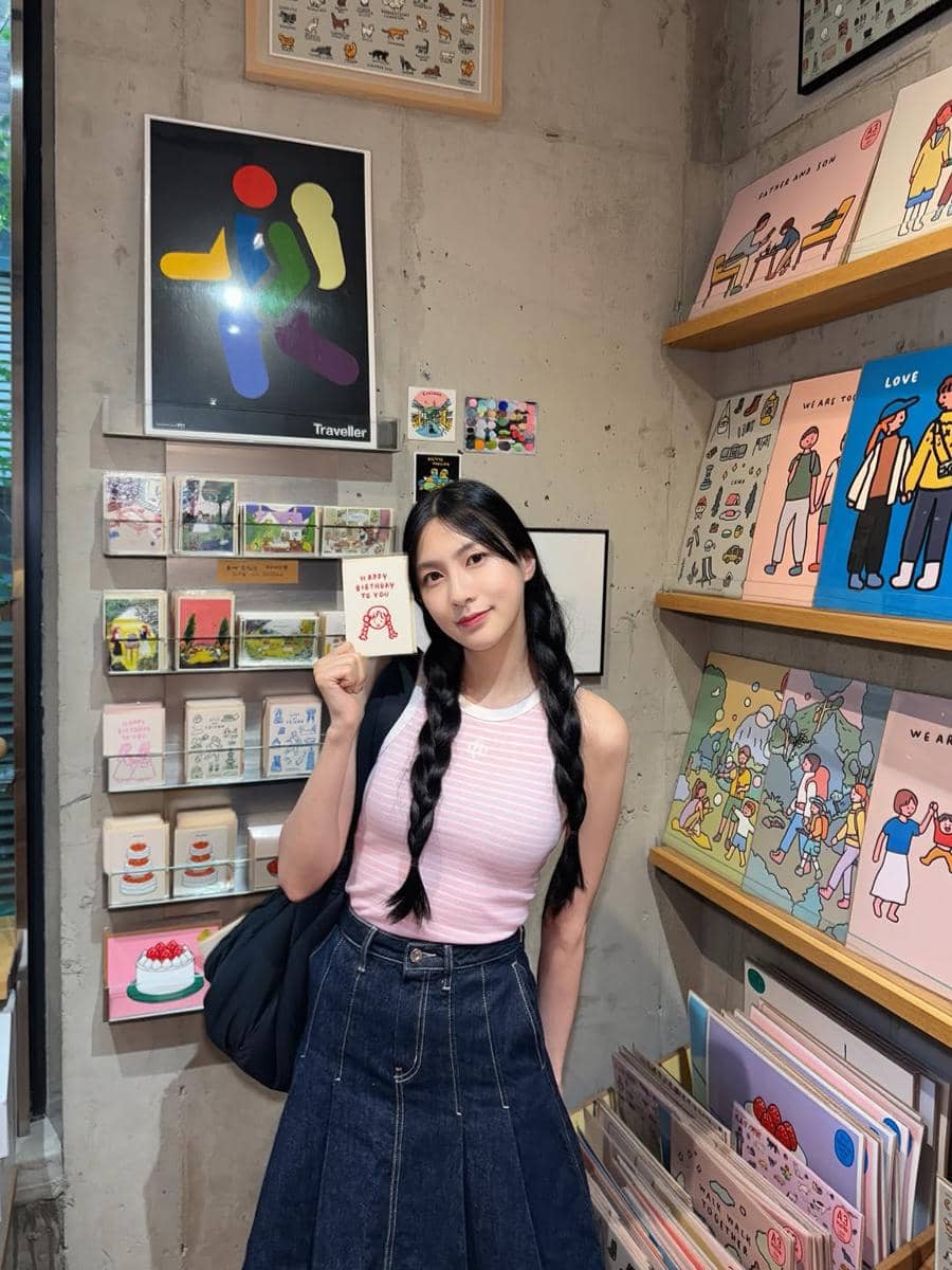 inspirasi outfit kencan ala Hayoung Apink