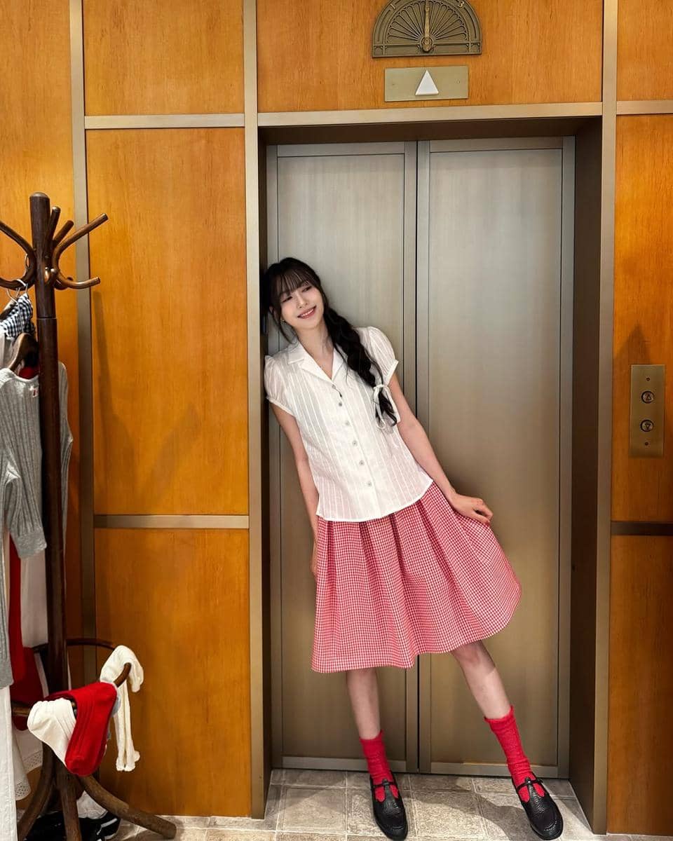 inspirasi outfit kencan ala Hayoung Apink