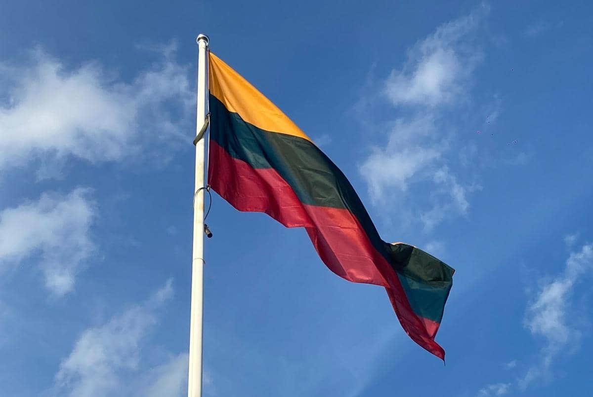 Bendera Lithuania sedang berkibar.