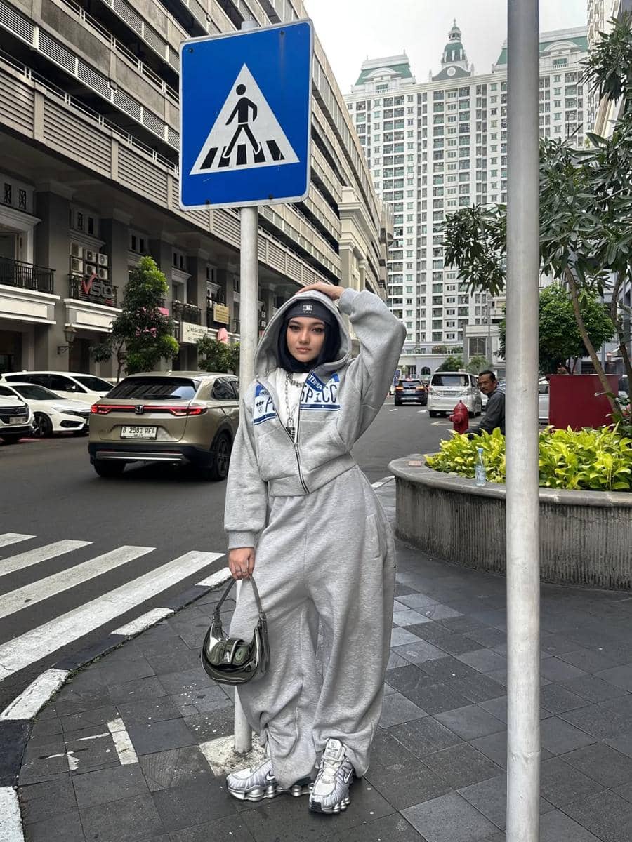 OOTD One Set Hoodie ala Tia Santika