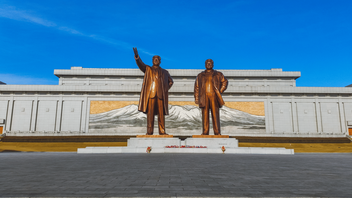Di belakang patung-patung tersebut terdapat Museum Revolusi Korea, yang menampilkan mural mosaik besar Gunung Paektu, yang dianggap sebagai gunung suci dalam budaya Korea.