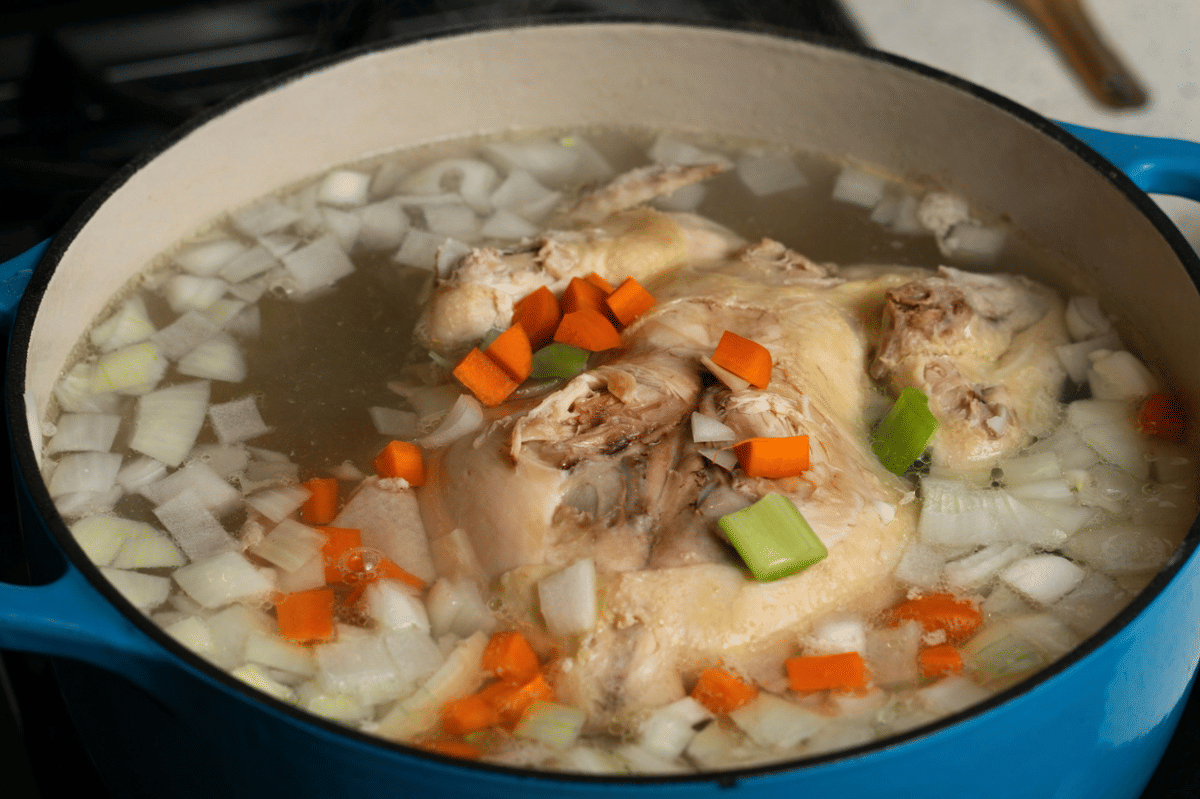 ilustrasi membuat sup ayam bening