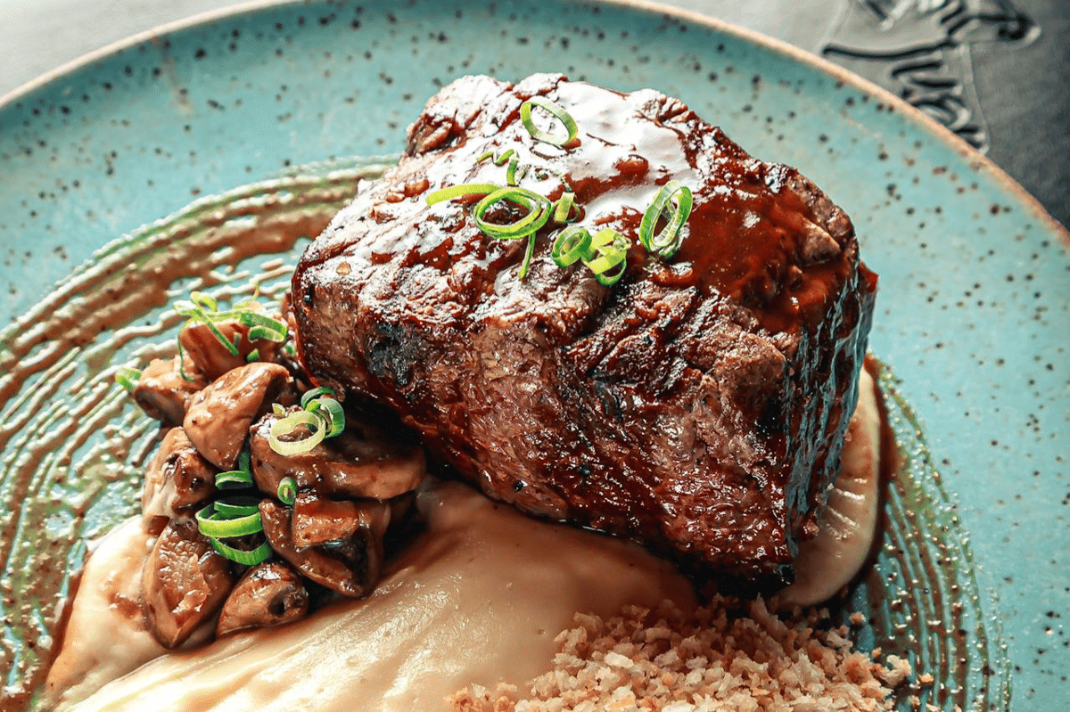 Resep Iga Sapi Glazed dengan Polenta Lembut dan Taburan Gremolata