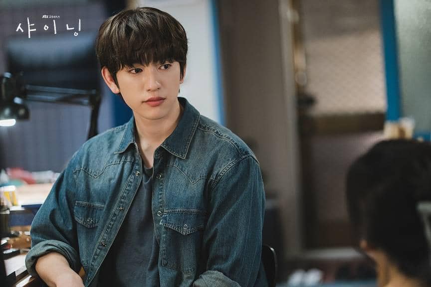 7 Bukti Yeon Tae Seo Itu Tipe Cowok Idaman di Still Shining, Sederhana