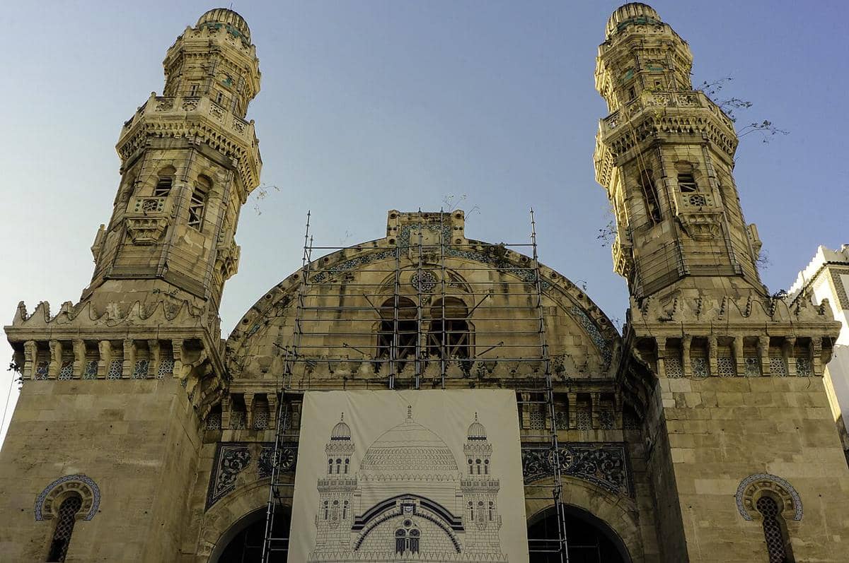 Masjid Ketchaoua tampak selama proses restorasi, dengan bagian bangunan tertutup perancah dan material pekerjaan.